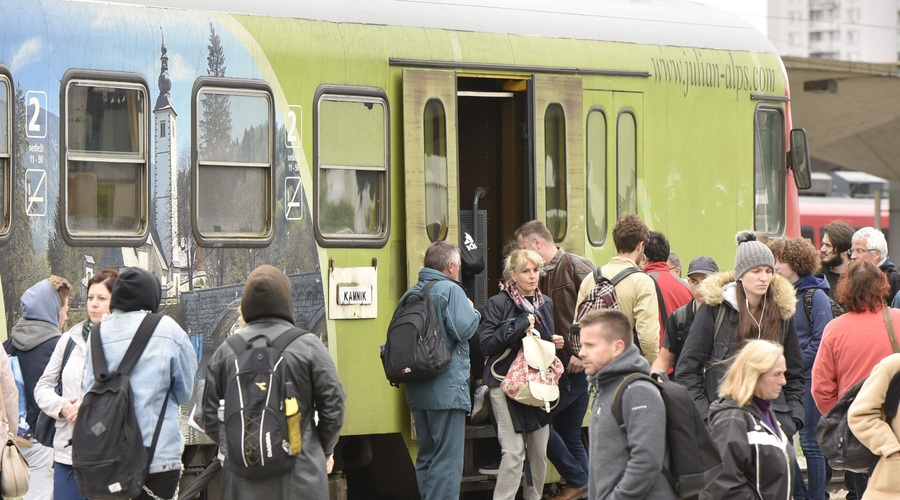 Slovenskim potnikom ni lahko: katere so njihove glavne težave pri rabi javnega prometa? (foto: Žiga Živulovič jr./Bobo)