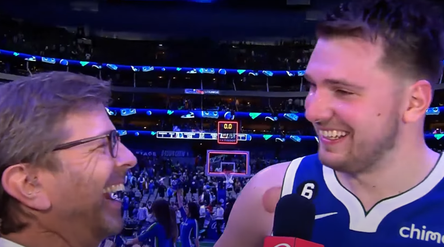 Luka Dončić le prišel do želenega piva, v garderobi ga je pričakalo veliko presenečenje (foto: Youtube/Bleacher Report)