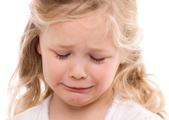 Tisti moški, imel je nož in šel je proti meni. Nisem vedela, kaj mi bo storil (travma 5-letne deklice)