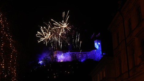 Pozdravljeno, leto 2023! Več deset tisoč ljudi novo leto v slovenskih mestih dočakalo na prostem (FOTO)