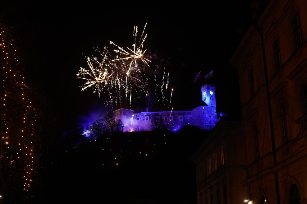 Pozdravljeno, leto 2023! Več deset tisoč ljudi novo leto v slovenskih mestih dočakalo na prostem (FOTO) (foto: Bobo)