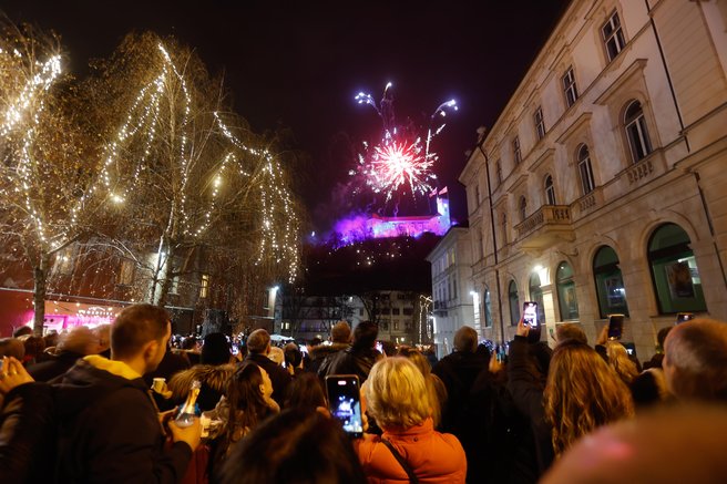 Kam za silvestrovo? To so nastopajoči, ki bodo na najdaljšo noč ogreli prebivalce slovenskih mest