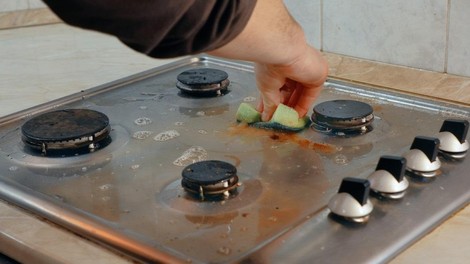 Trik, ki vedno deluje pri čiščenju plošče štedilnika