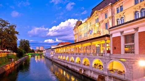V središču Ljubljane se je odvila prava drama, gasilci reševali osebo, ki je padla v ledeno hladno Ljubljanico