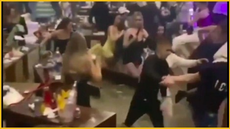 Slavje novega leta se je sprevrglo v pravo dramo: nočni klub na reki se je začel potapljati, ljudje v paniki bežali sem in tja (VIDEO)