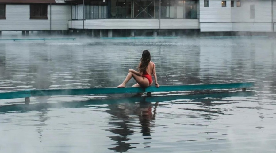 Manj kot dve uri iz Maribora: toplo jezero, v katerem je pozimi še posebej zabavno plavati (FOTO) (foto: Instagram/themacarongirl.travels)