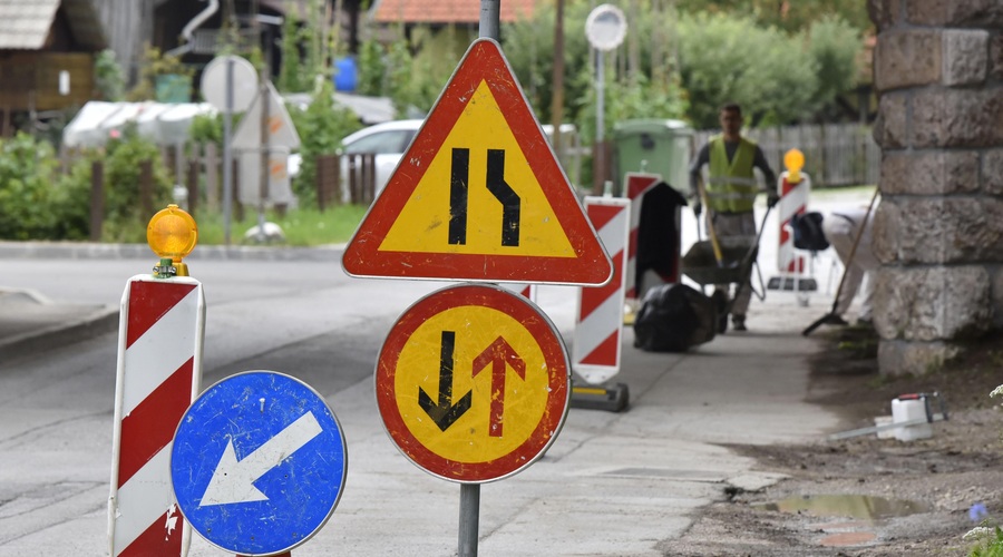 Preverite, kje vas v prihodnjih dneh čakajo cestne zapore (foto: Žiga Živulovič jr./Bobo)