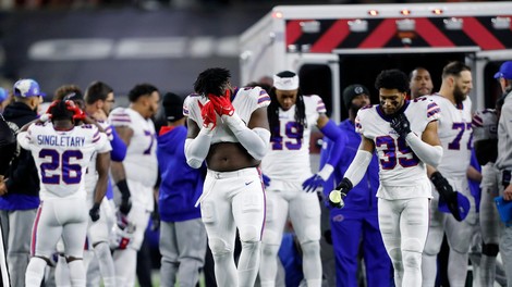Grozljiva novoletna drama v severnoameriški ligi NFL: nesrečni nogometaš se je sredi tekme zgrudil na igrišču