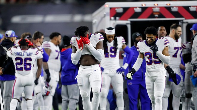 Grozljiva novoletna drama v severnoameriški ligi NFL: nesrečni nogometaš se je sredi tekme zgrudil na igrišču (foto: Profimedia)