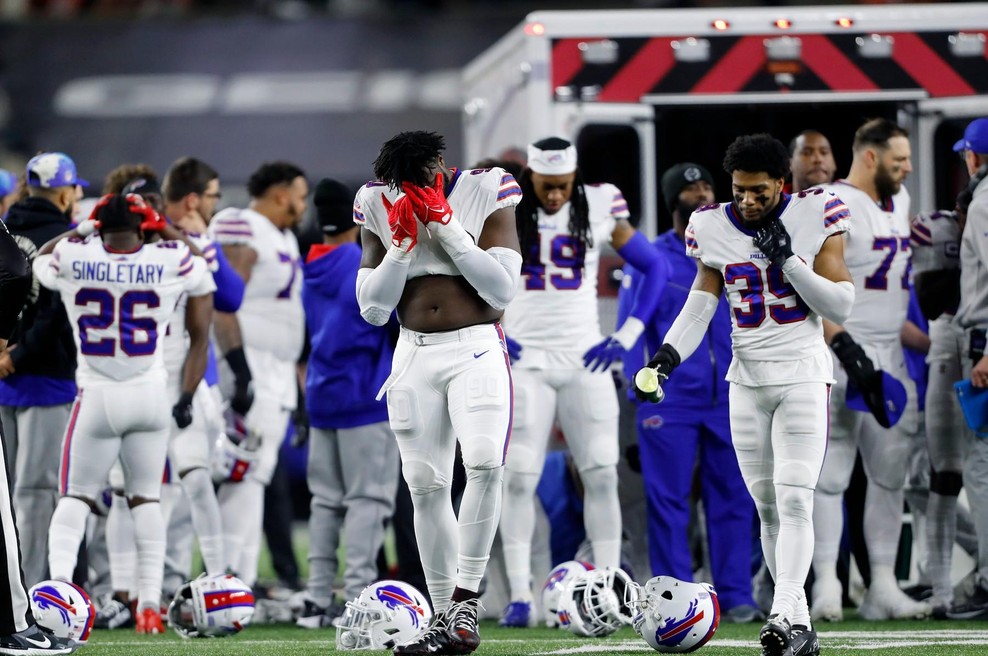 Grozljiva novoletna drama v severnoameriški ligi NFL: nesrečni nogometaš se je sredi tekme zgrudil na igrišču (foto: Profimedia)