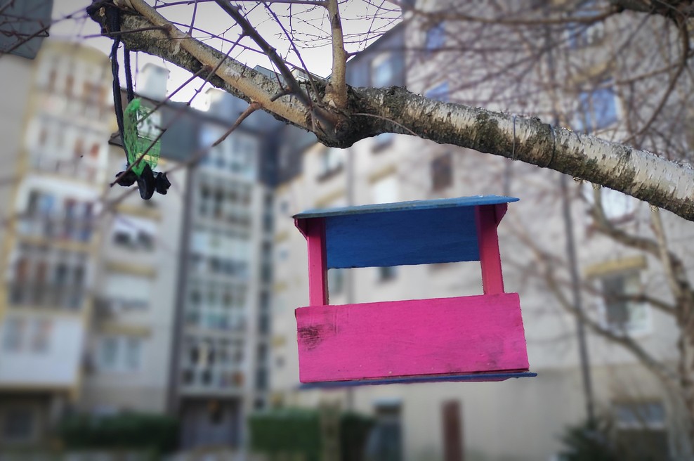 Stanovalci slovenskega bloka zaradi svojega dojenčka prejeli neprijazno opozorilo (foto: Bobo)
