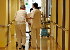 Slovenska bolnišnica strogo omejila obiske: takšna so sedaj pravila