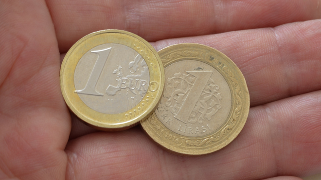 Na Hrvaškem po sprejemu nove valute številne prevare: goljufi skušajo plačevati z lažnimi evri (foto: Profimedia)