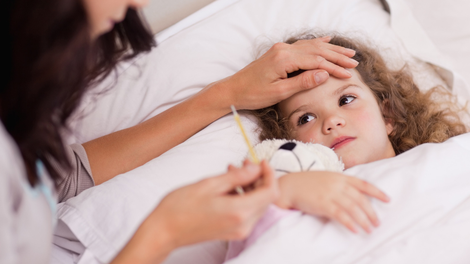 V času množičnega naraščanja gripe in prehlada: v lekarnah zmanjkuje antibiotikov za otroke