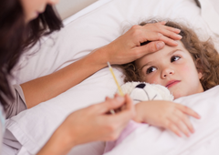 V času množičnega naraščanja gripe in prehlada: v lekarnah zmanjkuje antibiotikov za otroke