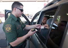 Nenavaden prizor na meji: 23-članska družina v enem avtu