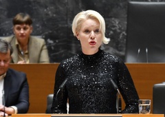 Klakočar Zupančičeva se je odzvala na očitke, da je na koncert na Dunaj odletela z vladnim letalom