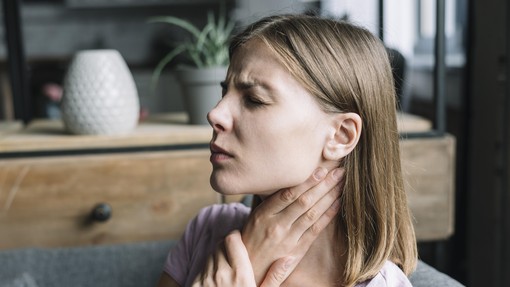 5 čisto preprostih (a učinkovitih) načinov, kako se upreti bolečemu grlu
