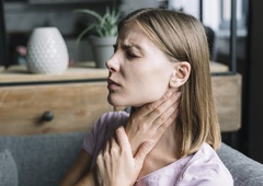 5 čisto preprostih (a učinkovitih) načinov, kako se upreti bolečemu grlu