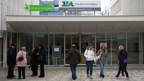 Kaj je krivo za veliko gnečo pred ljubljanskim zdravstvenim domom?