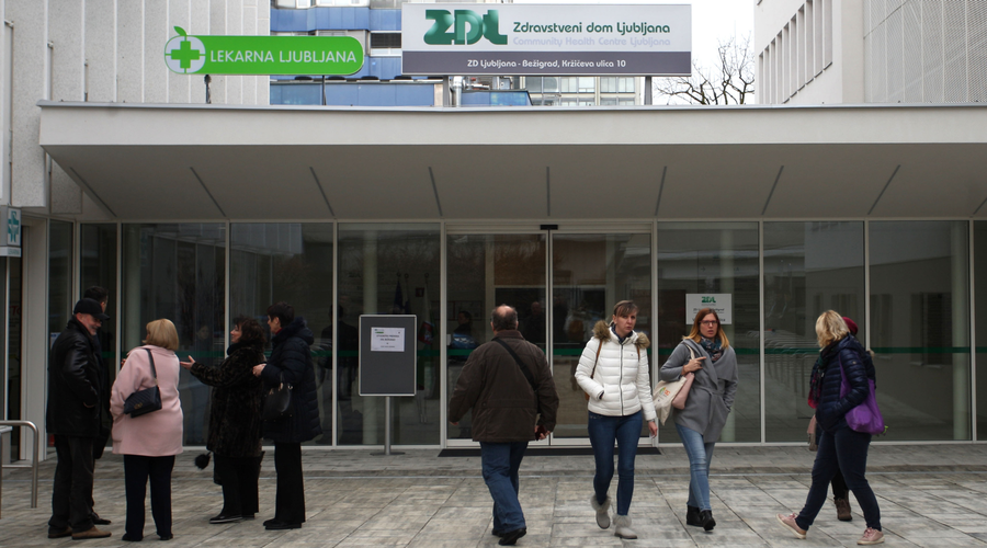 Kaj je krivo za veliko gnečo pred ljubljanskim zdravstvenim domom? (foto: Bobo)