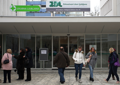 Kaj je krivo za veliko gnečo pred ljubljanskim zdravstvenim domom?