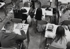 Grozljiv dogodek na Primorskem: učenec osnovne šole s kladivom napadel sošolca