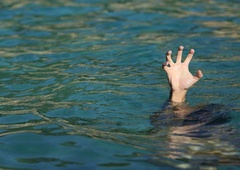 Znani športnik se bori za življenje: skočil v morje in rešil otroka, ki sta se utapljala, a se hudo poškodoval