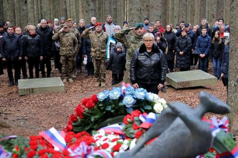 Ob 80. obletnici je predsednica države položila venec padlim borkam in borcem Pohorskega bataljona (foto: STA)