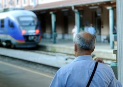 Železniški promet v Sloveniji zaradi nesreče močno oviran: poglejte, kaj se je zgodilo – oseba je huje poškodovana