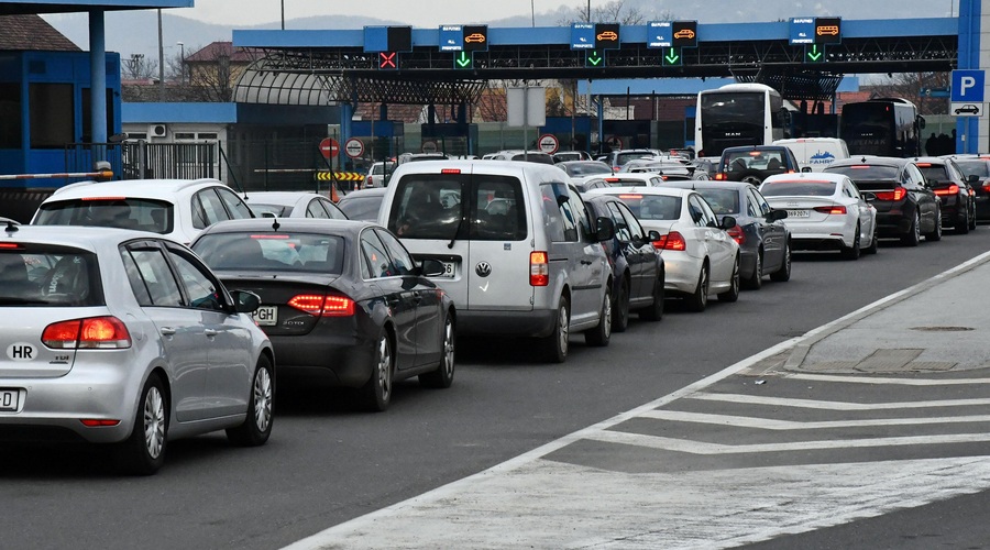 Noro: za vstop na Hrvaško čakajo več kot 10 ur (FOTO) (foto: Ivica Galovic/Pixsell/Bobo)