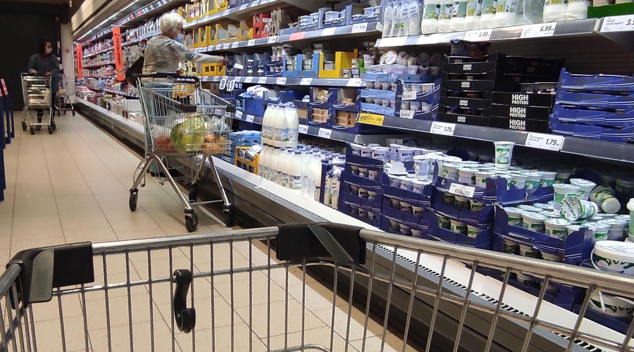 Nas bo življenje v 2023 stalo še več ali lahko končno pričakujemo pocenitve? (foto: Bobo)