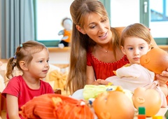Pomočnicam vzgojiteljic bodo zvišali plače