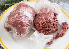Slovenka šokirana, ker tašča pred pripravo večerje ni oprala mletega mesa