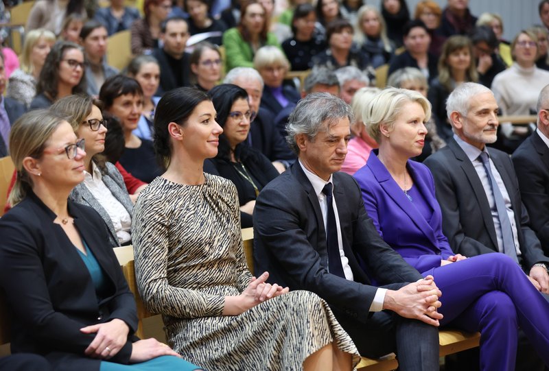 Seje so se udeležili tudi ministrici za pravosodje in javno upravo Dominika Švarc Pipan in Sanja Ajanović Hovnik.