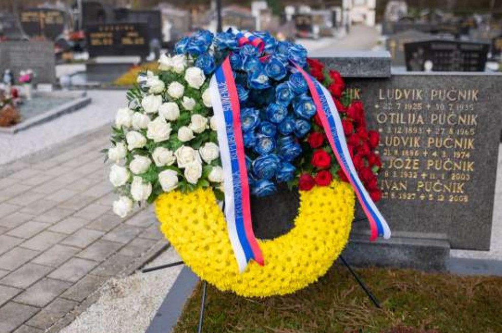 Pokojnemu Pučniku se je poklonila tudi Nataša Pirc Musar: "Bil je ena izmed najpomembnejših osebnosti sodobne slovenske politike" (foto: STA)