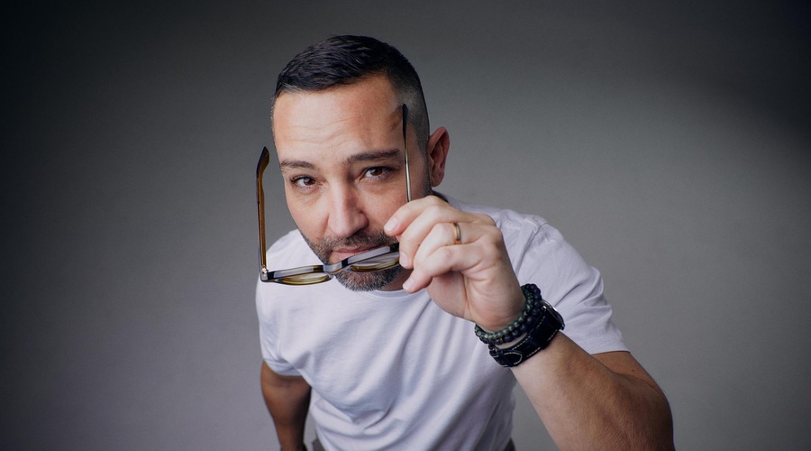 Umetnik in podjetnik Beni Moshe: "V Ljubljani nihče ni jezen, če na sporočilo ne odgovorim v petih minutah." (foto: Rawlab)
