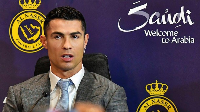 Cristiano Ronaldo se bo v Savdski Arabiji boril tudi z dvema slovenskima nogometašema (poglejte, komu se nasmiha odhod tja) (foto: Profimedia)
