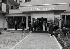 Nad 71-letnikom se je znesel z nožem, a krivde ne želi priznati