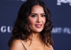 Salma Hayek v čudoviti "kristalni" obleki razbohotila vse svoje čare