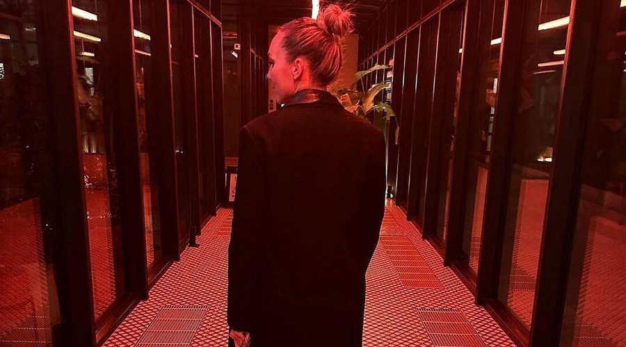 Znana Slovenka zapustila svojega slavnega moža in sama odpotovala v tople kraje (foto: Instagram/Senka Umek)
