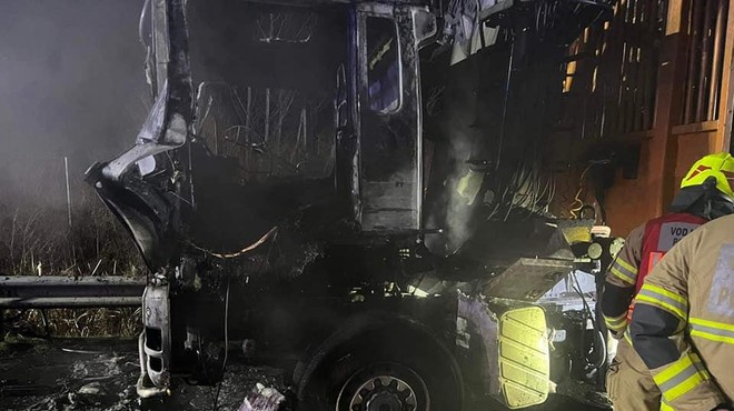 Tovornjak na avtocesti zajeli ognjeni zublji, to je vse, kar je ostalo od njega (foto: Facebook/pgd Šentilj)