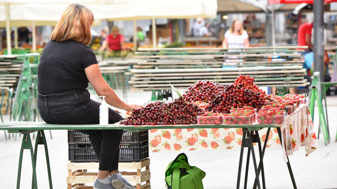 Inšpekcijske službe nad prodajalce sadja in zelenjave: kakšne kršitve so zaznali? (foto: Žiga Živulović jr./Bobo)