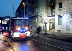Gasilci so ponoči iz ognjenih zubljev reševali občana Izole, zjutraj je močno zagorelo v Kranju