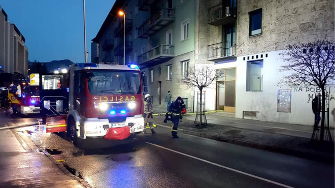 Gasilci so ponoči iz ognjenih zubljev reševali občana Izole, zjutraj je močno zagorelo v Kranju (foto: Facebook/Policijska postaja Kranj)