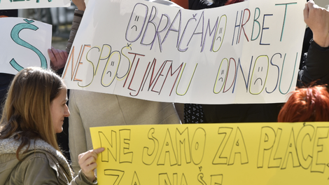 Vse več skupin v javnem sektorju zahteva višje plače, kot jih je nekaterim Robert Golob že obljubil