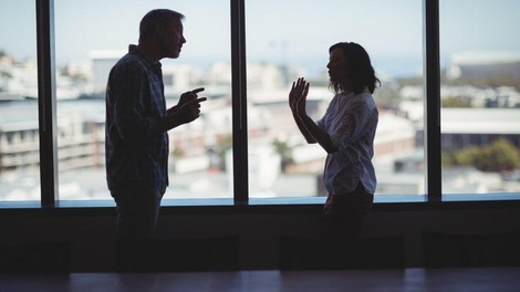 Umazana vojna slovenskih zakoncev: njen oče mu grozi s smrtjo, on je objavil vulgarno fotografijo njenega mednožja