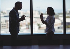 Umazana vojna slovenskih zakoncev: njen oče mu grozi s smrtjo, on je objavil vulgarno fotografijo njenega mednožja