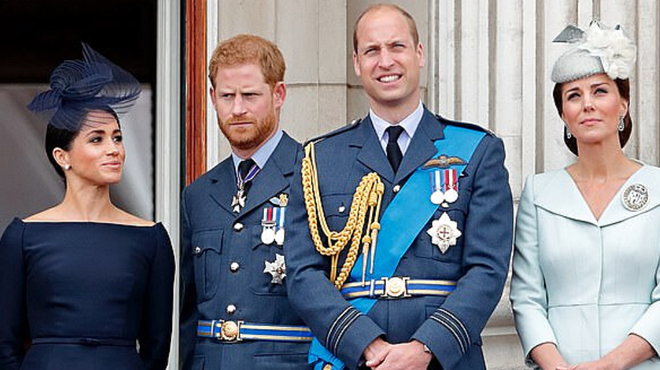 Zaupni viri kraljeve družine: zaradi princa Harryja na kronanju nočemo cirkusa (foto: Twitter/@Connie2835/Getty images)