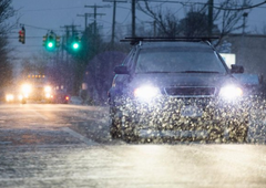 Kdaj ja in kdaj oster ne dolgim žarometom pozimi: s tem lahko druge v prometu pošteno ogrožate